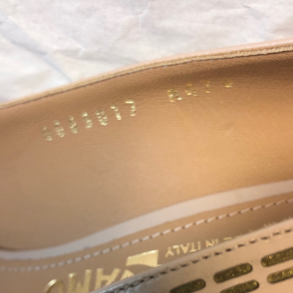 Salvatore Ferragamo Beige Leather Peep-Toe Pumps with Signature Bow Sz 7 D New - Picture 10 of 14